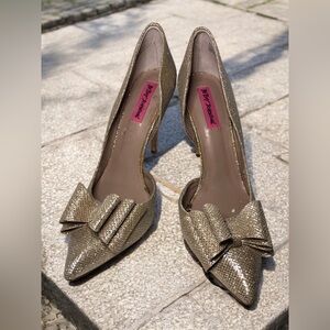 Betsey Johnson Glittering Gold Bow Heels size 11